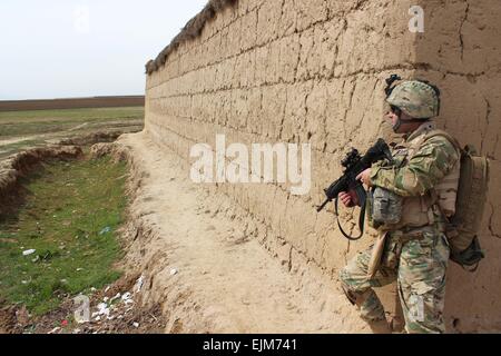 Un soldat de l'armée géorgienne lors d'une patrouille à l'extérieur du village de douleur Musa Qaleh 12 mars 2015 dans la province d'Helmand, en Afghanistan. Banque D'Images