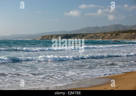 Les vagues de la mer dans la baie sur la côte du parc national d'Akamas Chypre Banque D'Images