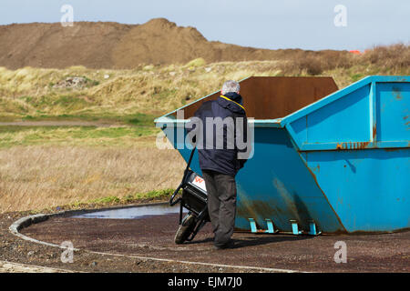 Southport, Merseyside, Sefton, UK. 29 mars, 2015. Météo britannique. RSPB Beach 'Pick Up' de corbeille, de détritus et débris marins après une nuit de tempête. Les ordures et déchets plastiques rejetés sur le marais de la Réserve Naturelle de Ribble, Marshside la mer d'Irlande sont recueillis par l'aire marine de conservation bénévoles. Ces débris peuvent être recueillies par la faune qui l'utilisent dans leurs nids et sont par la suite tué par strangulation ou ingestion des particules plus petites des déchets plastiques. Banque D'Images
