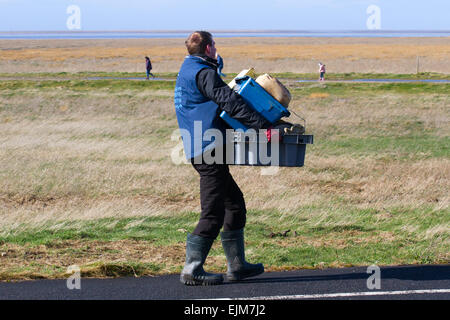 Southport, Merseyside, Sefton, UK. 29 mars, 2015. Météo britannique. RSPB Beach 'Pick Up' de corbeille, de détritus et débris marins après une nuit de tempête. Les ordures et déchets plastiques rejetés sur le marais de la Réserve Naturelle de Ribble, Marshside la mer d'Irlande sont recueillis par l'aire marine de conservation bénévoles. Ces débris peuvent être recueillies par la faune qui l'utilisent dans leurs nids et sont par la suite tué par strangulation ou ingestion des particules plus petites des déchets plastiques. Banque D'Images