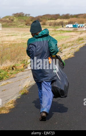 Southport, Merseyside, Sefton, UK. 29 mars, 2015. Météo britannique. RSPB Beach 'Pick Up' de corbeille, de détritus et débris marins après une nuit de tempête. Les ordures et déchets plastiques rejetés sur le marais de la Réserve Naturelle de Ribble, Marshside la mer d'Irlande sont recueillis par l'aire marine de conservation bénévoles. Ces débris peuvent être recueillies par la faune qui l'utilisent dans leurs nids et sont par la suite tué par strangulation ou ingestion des particules plus petites des déchets plastiques. Banque D'Images