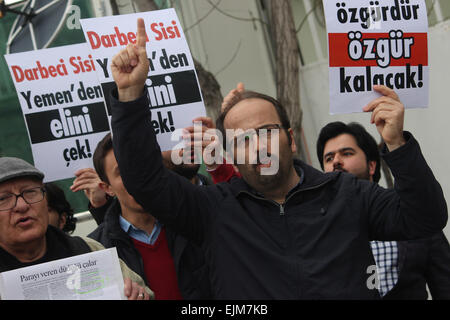 Ankara, Turquie. Mar 29, 2015. 29.mars 2015 - les hommes tiennent une bannière qui lit '' Yémen reste libre''. Les manifestants protestaient contre l'Arabie Saoudite pour l'opération militaire au Yémen à l'extérieur de l'arabie saoudite ambassade en Turquie. © Tumay Berkin/ZUMA/ZUMAPRESS.com/Alamy fil Live News Banque D'Images