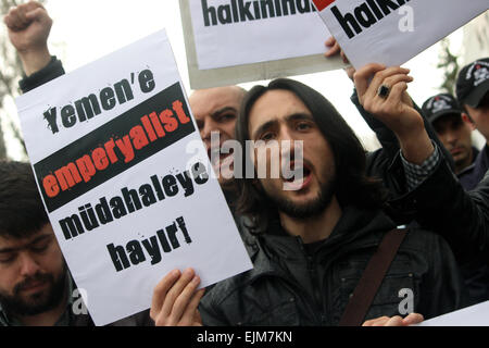 Ankara, Turquie. Mar 29, 2015. 29.mars 2015 - les hommes tiennent une bannière qui lit l'exploitation impérialiste des ''Stop'' au Yémen. Les manifestants protestaient contre l'Arabie Saoudite pour l'opération militaire au Yémen à l'extérieur de l'arabie saoudite ambassade en Turquie. © Tumay Berkin/ZUMA/ZUMAPRESS.com/Alamy fil Live News Banque D'Images