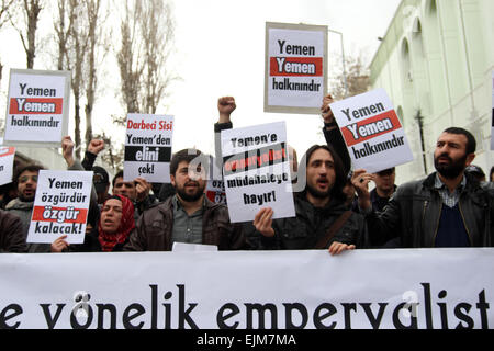 Ankara, Turquie. Mar 29, 2015. 29.mars 2015 - Manifestants tenir une bannière qui se lit '' de l'agression impérialiste contre le Yémen ne peut pas être accepté ''. Les manifestants protestaient contre l'Arabie Saoudite pour l'opération militaire au Yémen à l'extérieur de l'arabie saoudite ambassade en Turquie. © Tumay Berkin/ZUMA/ZUMAPRESS.com/Alamy fil Live News Banque D'Images