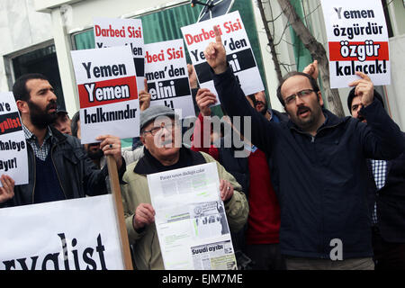 Ankara, Turquie. Mar 29, 2015. 29.mars 2015 - Manifestants tenir une bannière qui se lit '' de l'agression impérialiste contre le Yémen ne peut pas être accepté ''. Les manifestants protestaient contre l'Arabie Saoudite pour l'opération militaire au Yémen à l'extérieur de l'arabie saoudite ambassade en Turquie. © Tumay Berkin/ZUMA/ZUMAPRESS.com/Alamy fil Live News Banque D'Images