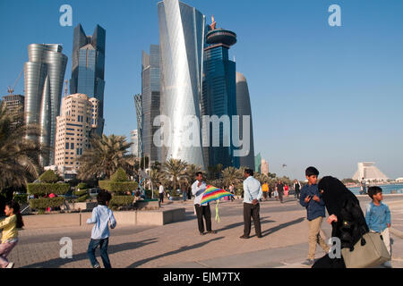 Week-end les piétons de se rassembler dans le secteur riverain de la ville de Doha, dans l'état du golfe du Qatar. Banque D'Images