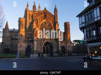 La Cathédrale de Hereford avant de l'ouest ses tours tendues vers le ciel le rattrapage jours derniers rayons de soleil. Banque D'Images