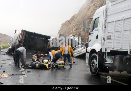 Ankara. Mar 29, 2015. Photo prise le 29 mars 2015 présente le site de l'accident dans la province de Sanliurfa en Turquie. Au moins 12 personnes ont été tués et six autres blessés dans l'accident ici dimanche quand une voiture et un minibus a heurté un camion dans l'autoroute autour de Yenice District de Sanliurfa, selon l'agence de presse Dogan. Source : Xinhua/Alamy Live News Banque D'Images