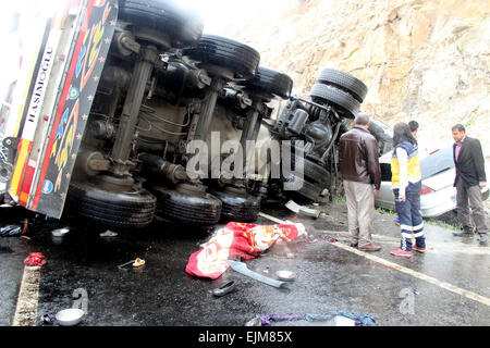 Ankara. Mar 29, 2015. Photo prise le 29 mars 2015 présente le site de l'accident dans la province de Sanliurfa en Turquie. Au moins 12 personnes ont été tués et six autres blessés dans l'accident ici dimanche quand une voiture et un minibus a heurté un camion dans l'autoroute autour de Yenice District de Sanliurfa, selon l'agence de presse Dogan. Source : Xinhua/Alamy Live News Banque D'Images