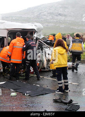 Ankara. Mar 29, 2015. Photo prise le 29 mars 2015 présente le site de l'accident dans la province de Sanliurfa en Turquie. Au moins 12 personnes ont été tués et six autres blessés dans l'accident ici dimanche quand une voiture et un minibus a heurté un camion dans l'autoroute autour de Yenice District de Sanliurfa, selon l'agence de presse Dogan. Source : Xinhua/Alamy Live News Banque D'Images