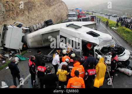 Ankara. Mar 29, 2015. Photo prise le 29 mars 2015 présente le site de l'accident dans la province de Sanliurfa en Turquie. Au moins 12 personnes ont été tués et six autres blessés dans l'accident ici dimanche quand une voiture et un minibus a heurté un camion dans l'autoroute autour de Yenice District de Sanliurfa, selon l'agence de presse Dogan. Source : Xinhua/Alamy Live News Banque D'Images