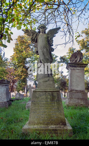 Tombes dans le cimetière Kensal Green London Banque D'Images