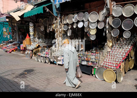 Homme portant une djellaba marocaine traditionnelle berbère (robe) dans un souk de Marrakech, Maroc, Afrique du Nord. Banque D'Images