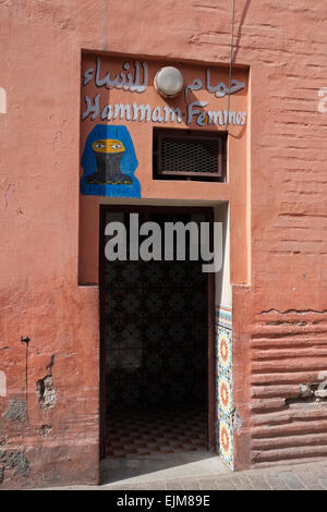 Entrée d'un hammam pour les femmes dans la médina de Marrakech, Maroc, Afrique du Nord. Banque D'Images