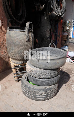 Objets fabriqués à partir de vieux pneus à vendre dans la médina de Marrakech, Maroc, Afrique du Nord. Banque D'Images