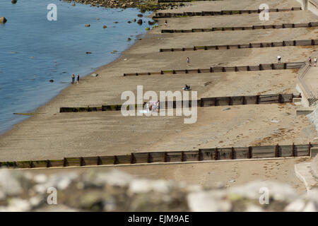 Vue du château de Criccieth sur la plage ouest, Gwynedd, Pays de Galles, Royaume-Uni Banque D'Images