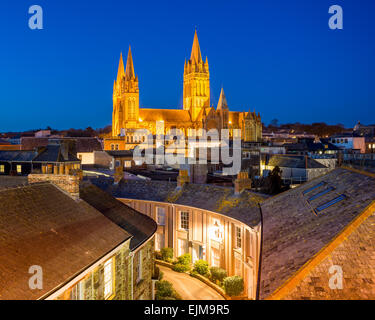 Vue sur le toit de Truro Cornwall Angleterre avec la Cathédrale illuminée au crépuscule Banque D'Images