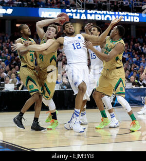 Cleveland, Ohio, USA. Mar 28, 2015. Notre Dame Fighting Irish de l'avant V.J. BEACHEM (3), Notre Dame Fighting Irish guard/avant PAT CONNAUGHTON (24), Notre Dame Fighting Irish de l'avant BONZIE COLSON (35) battus Kentucky Wildcats avant KARL-Anthony Towns (12) pour un rebond comme l'Université du Kentucky a joué Notre Dame dans Quicken Loans Arena de Cleveland. © Charles Bertram/Lexington Herald-Leader/ZUMA/Alamy Fil Live News Banque D'Images