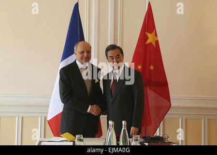 (150329) -- LAUSANNE, le 29 mars 2015 (Xinhua) -- le ministre chinois des affaires étrangères Wang Yi (R) rencontre avec le Ministre français des Affaires étrangères, Laurent Fabius à Lausanne, Suisse, le 29 mars 2015. (Xinhua/Ling Xin) Banque D'Images