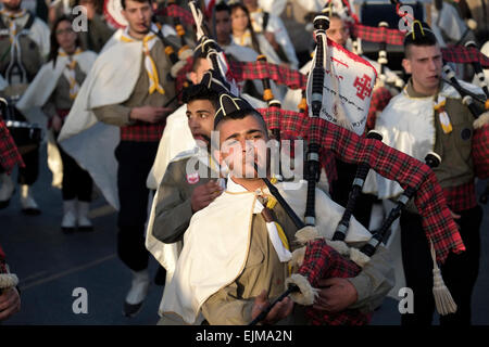 Israël, Jérusalem 29th mars. Les scouts orthodoxes palestiniens jouent des cornemuses lorsqu'ils participent à la marche du dimanche des palmiers du Mont des oliviers au quartier chrétien de la vieille ville de Jérusalem, le jour qui marque pour les chrétiens l'entrée de Jésus-Christ à Jérusalem quand ses disciples ont posé des branches de palmier dans son chemin, Avant sa crucifixion et marque le début de la semaine Sainte, qui se termine à Pâques. Banque D'Images