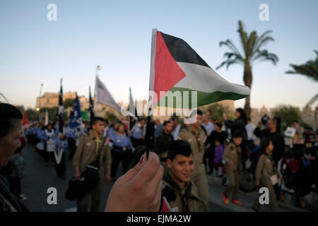 Israël, Jérusalem 29th mars. Les scouts orthodoxes palestiniens prennent part à la Marche du dimanche des palmiers du Mont des oliviers au quartier chrétien de la vieille ville de Jérusalem, le jour qui marque pour les chrétiens l'entrée de Jésus Christ à Jérusalem quand ses disciples ont posé des branches de palmier dans son chemin, Avant sa crucifixion et marque le début de la semaine Sainte, qui se termine à Pâques. Banque D'Images