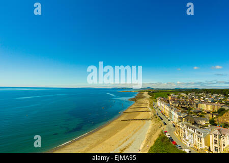 Vue du château de Criccieth sur la plage ouest, Gwynedd, Pays de Galles, Royaume-Uni Banque D'Images