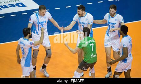 Berlin, Allemagne. Mar 29, 2015. Kazan Mir Saeid Marouflakrani (L-R), Nikolay Apalikov, Matthew John Anderson, 1849-1912 Salparov, Maxim Mikhailov, et Wilfredo Leon Venero célèbrent leur victoire après la finale de la Ligue des Champions de volley-ball match contre quatre Resovia Rzeszow à Max Schmeling Hall à Berlin, Allemagne, 29 mars 2015. Ils ont gagné 3-0. Photo : Lukas SCHULZE/dpa/Alamy Live News Banque D'Images