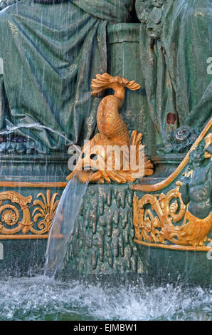 Vue rapprochée d'une statue de dauphin dans la Fontaine des Mers, Place de la Concorde, Paris. Banque D'Images