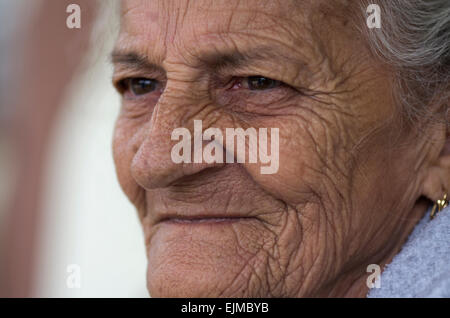 Les femmes de 80 ans à Playa Larga Cuba, le visage montrant des signes d'une longue vie mais digne et genre. Banque D'Images