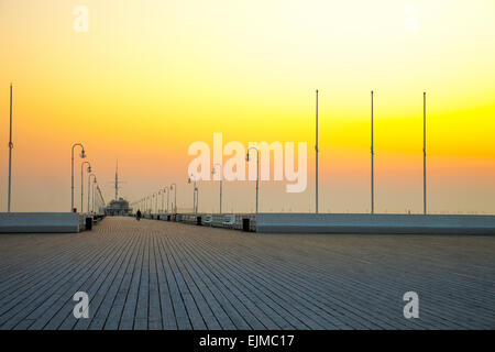 Lever du soleil à la jetée de Sopot, Pologne. Banque D'Images