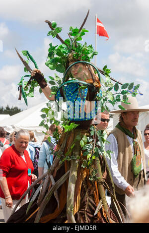 Artiste de rue vert vêtue comme une femme marche sur pilotis au Royal Cornwall Show en 2008 Banque D'Images