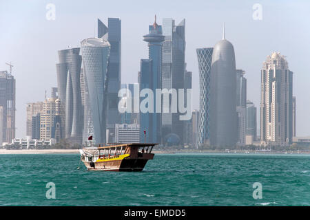 Un chasse-neige boutre les eaux du golfe Arabique près de l'horizon de Doha, capitale du pays du Golfe du Qatar. Banque D'Images