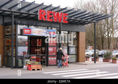 MEPPEN, ALLEMAGNE - Février 2015 : Entrée d'un supermarché REWE, partie de la groupe REWE Banque D'Images