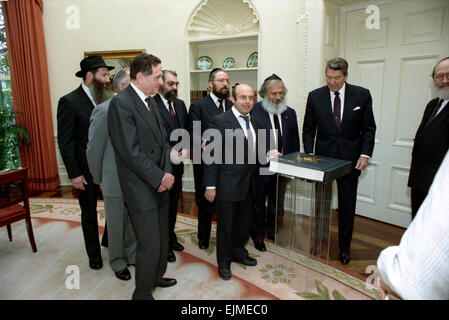 Du président américain Ronald Reagan rencontre avec les émigrés juifs soviétiques y compris Natan Sharansky à recevoir dans la Haggadah de Pesah Bureau ovale de la Maison Blanche le 25 octobre 1988 à Washington, DC. Banque D'Images