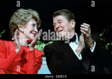 Du président américain Ronald Reagan et de la Première Dame Nancy Reagan lors de la première balle sur le DC Convention Center le 19 janvier 1985 à Washington, DC. Banque D'Images