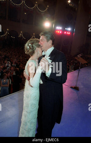 Du président américain Ronald Reagan danse avec Première dame Nancy Reagan lors de la première balle sur le bâtiment de pension 20 janvier 1981 à Washington, DC. Banque D'Images