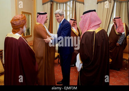 Le secrétaire d'Etat américain John Kerry, serre la main du ministre des Affaires étrangères Qatari Khalid al-ATTIYAH avant une réunion des pays du Conseil de coopération du Golfe le 5 mars 2015 à Riyad, en Arabie Saoudite. Banque D'Images