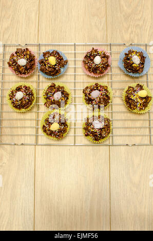 Chocolat gâteaux dix cornflake fait maison pour Pâques, disposées sur une grille de refroidissement. La verticale. Copy space Banque D'Images