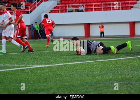 Gibraltar. 29 mars 2015. Le Gibraltar de moins de 16 ans côté national de football a réussi à leur première tentative à la maison en battant Malte 2-0. Un but sur chaque moitié vu Gibraltar commencent leur leur itinéraire dans l'élaboration de l'UEFA tournoi joué au Victoria stade avec leur première victoire internationale d'accueil. Crédit : Stephen Ignacio/Alamy Live News Banque D'Images