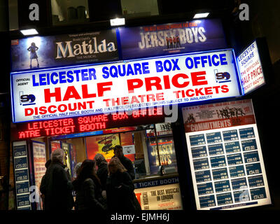 Discount Theatre Ticket Bureau à Leicester Square la vente de billets de dernière minute Prix de l'affaire West End London UK Banque D'Images