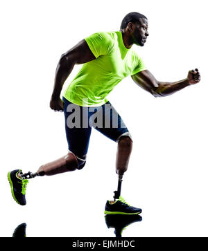 Un homme handicapé musculaire des jambes avec prothèse en silhouette sur fond blanc Banque D'Images