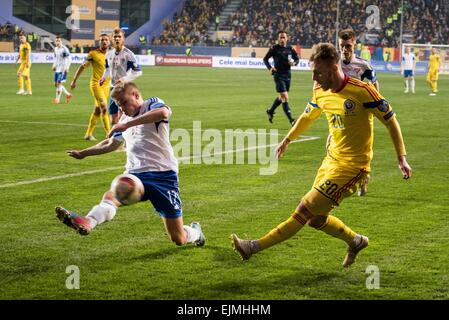 29 mars 2015 : Alexandru Maxim # 20 L'Équipe nationale de Roumanie andJohan Davidsen # 17 des îles Féroé, l'équipe nationale en action au cours de la 15e ronde de qualification du Championnat d'Europe UEFA match entre l'Équipe nationale de football de la Roumanie (ROU) et l'Équipe nationale de football des îles Féroé (BOF) à ''Ilie Oana'' Stadium, Ploiesti à Ploiesti, Roumanie ROU. Catalin Soare/www.sportaction.ro Banque D'Images