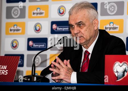 29 mars 2015 : Anghel Iordanescu l'entraîneur de l'Équipe nationale de la Roumanie à la conférence de presse après le 15ème Championnat d'Europe de l'UEFA tour de qualification match entre l'Équipe nationale de football de la Roumanie (ROU) et l'Équipe nationale de football des îles Féroé (BOF) à ''Ilie Oana'' Stadium, Ploiesti à Ploiesti, Roumanie ROU. Catalin Soare/www.sportaction.ro Banque D'Images