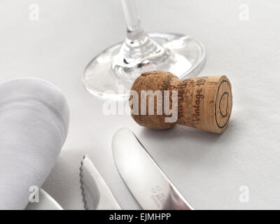 DOM PERIGNON CORK luxueuse table fine cadre de table en verre serviette Avec le liège de champagne Dom Perignon vintage sur la nappe Banque D'Images