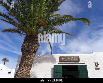 Dégustation de vin Bodega et musée encadrée par palmier au célèbre les producteurs de vin Lanzarote El Grifo Canaries Espagne Banque D'Images