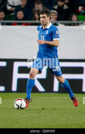 Budapest, Hongrie. 29 mars, 2015. La grecque Papastathopoulos est avec la balle pendant la Hongrie et la Grèce l'UEFA Euro 2016 football match qualificatif en Groupama Arena. Credit : Laszlo Szirtesi/Alamy Live News Banque D'Images