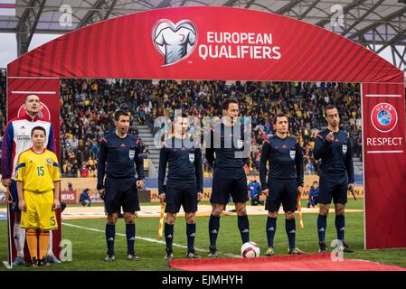 29 mars 2015 : la brigade de l'arbitre au début de la 15e ronde de qualification du Championnat d'Europe UEFA match entre l'Équipe nationale de football de la Roumanie (ROU) et l'Équipe nationale de football des îles Féroé (BOF) à ''Ilie Oana'' Stadium, Ploiesti à Ploiesti, Roumanie ROU. Catalin Soare/www.sportaction.ro Banque D'Images