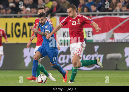 Budapest, Hongrie. Mar 29, 2015. Stefanos Athanasiadis (L) de la Grèce rivalise avec Roland Juhasz de Hongrie au cours de leur l'UEFA Euro 2016 Groupe F match de qualification à la Groupama Arena Stadium à Budapest, Hongrie le 29 mars 2015. Le match s'est terminé par 0-0 draw. Credit : Attila Volgyi/Xinhua/Alamy Live News Banque D'Images