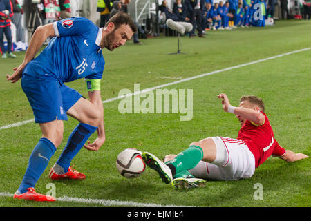 Budapest, Hongrie. Mar 29, 2015. Vasilis Vasílis (L) de la Grèce rivalise avec Balazs Dzsudzsak de Hongrie au cours de leur l'UEFA Euro 2016 Groupe F match de qualification à la Groupama Arena Stadium à Budapest, Hongrie le 29 mars 2015. Le match s'est terminé par 0-0 draw. Credit : Attila Volgyi/Xinhua/Alamy Live News Banque D'Images