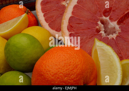 Agrumes dont couper le pamplemousse, l'orange, citron et lime Banque D'Images